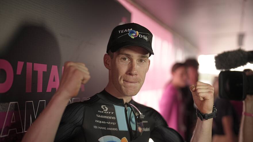 Alberto Dainese se lleva una de las etapas más ajustadas del Giro