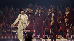 Bad Bunny la rompe en su primer concierto en Medellín al lado de Bomba Estéreo