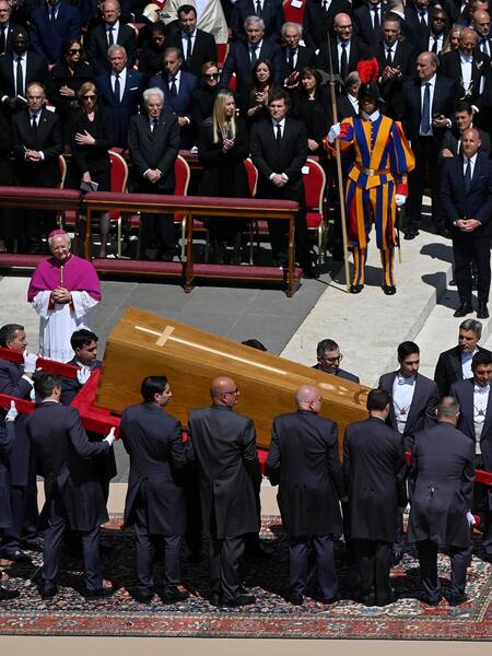 El funeral de Francisco, entre la emoción del adiós y el reencuentro entre líderes mundiales