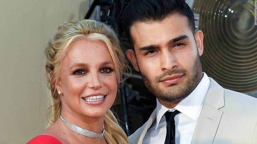 Britney Spears anuncia su compromiso con Sam Asghari