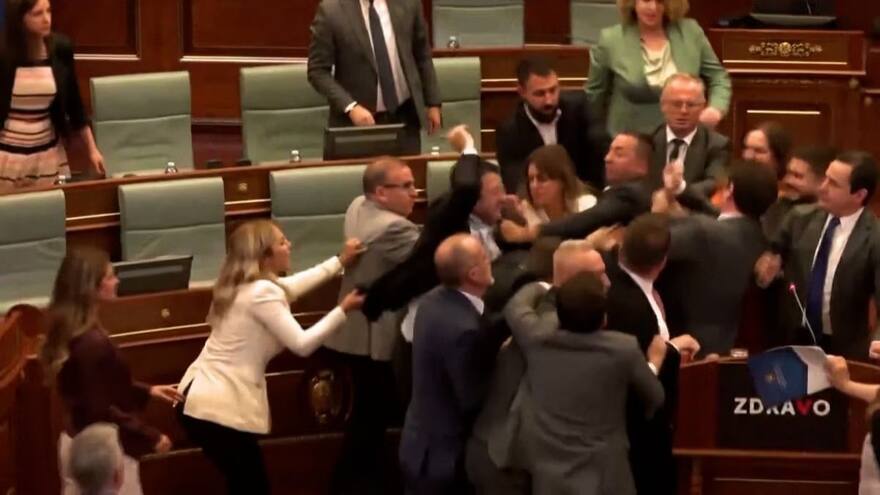 Video: Así fue la pelea con puños y botellazos en el Parlamento de Kosovo