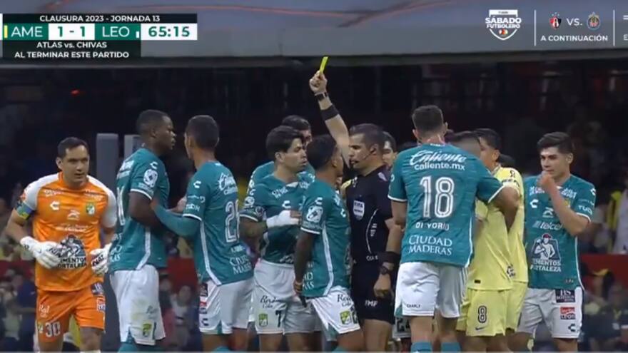 Video: un árbitro mexicano le pegó un rodillazo a jugador en pleno partido