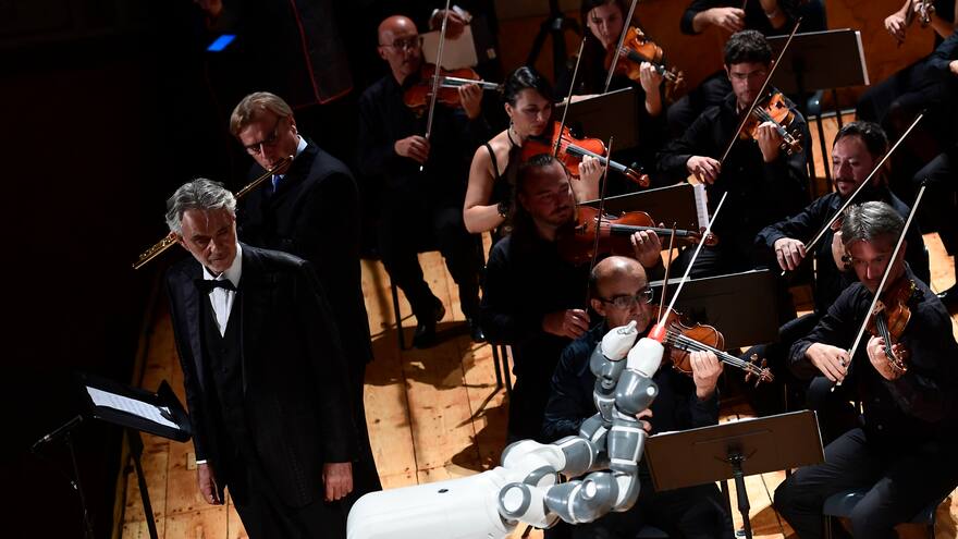 Robot le roba protagonismo a Andrea Bocelli