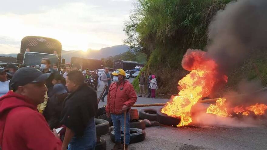 Comunidades afectadas por deslizamiento en Rosas bloquean la Panamericana