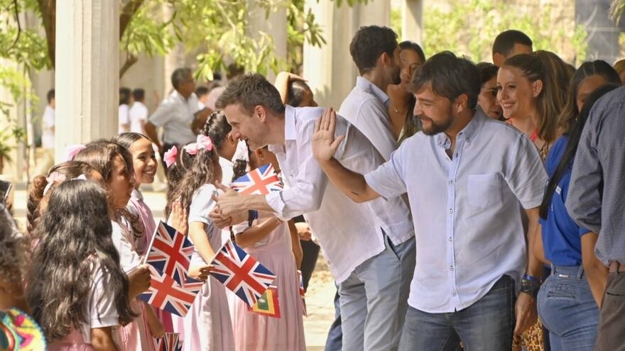 Bilingüismo en Barranquilla: Alcaldía oficializa convenio con Reino Unido para formación de inglés en colegios oficiales
