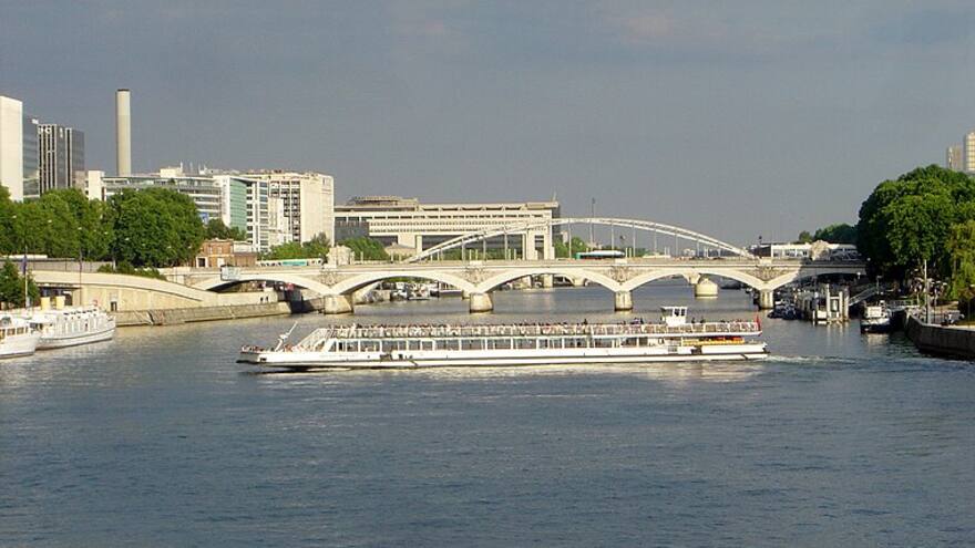 Encuentran cuerpo desmembrado bajo uno de los puentes históricos de París
