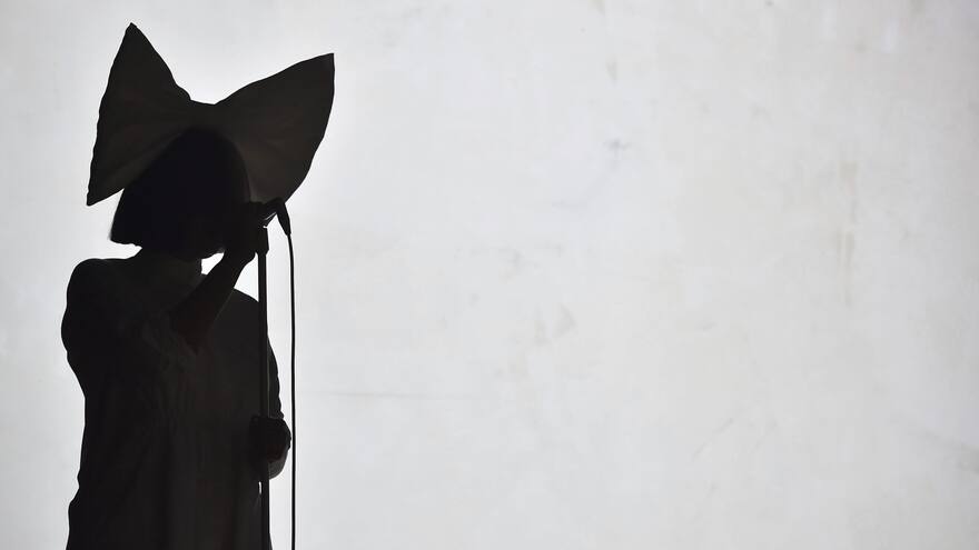 Sia, la estrella del pop que se esconde de la fama bajo pelucas