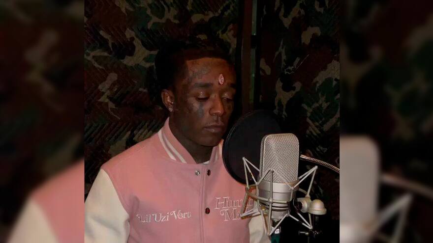 Rapero se incrustó diamante en la frente y se lo arrancaron en un concierto