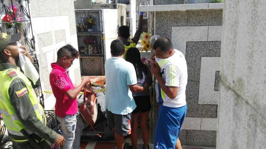 Hombre saca de la tumba a su primo para darle el Feliz Año