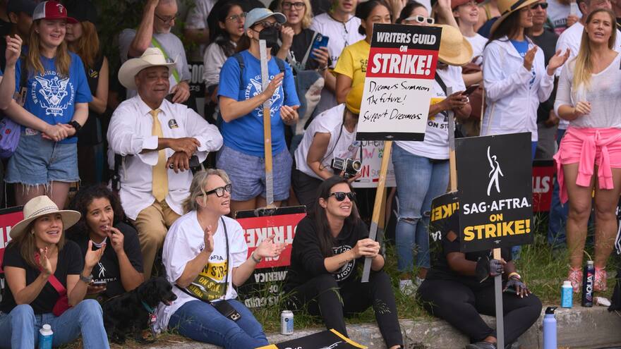 Los guionistas de Hollywood aguardan con cautela un 'final feliz' a la huelga