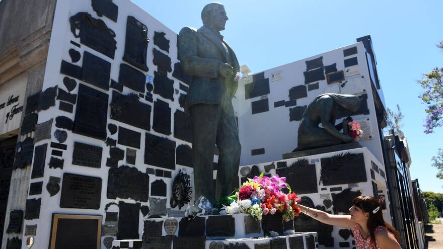 Carlos Gardel: esta es la historia de la mujer que cuida la tumba del artista