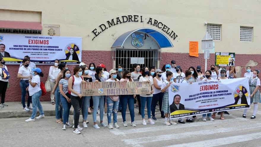 Protesta de padres del colegio Madre Marcelina por designación de rector laico