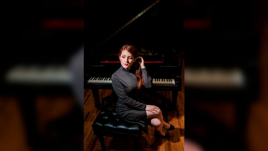 Clara Luna, pianista mexicana, hace su música famosa en el streaming