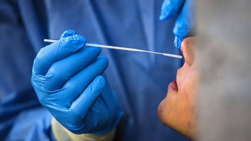 Ómicron: vacunados y curados de covid-19 pueden infectarse por la variante, según OMS