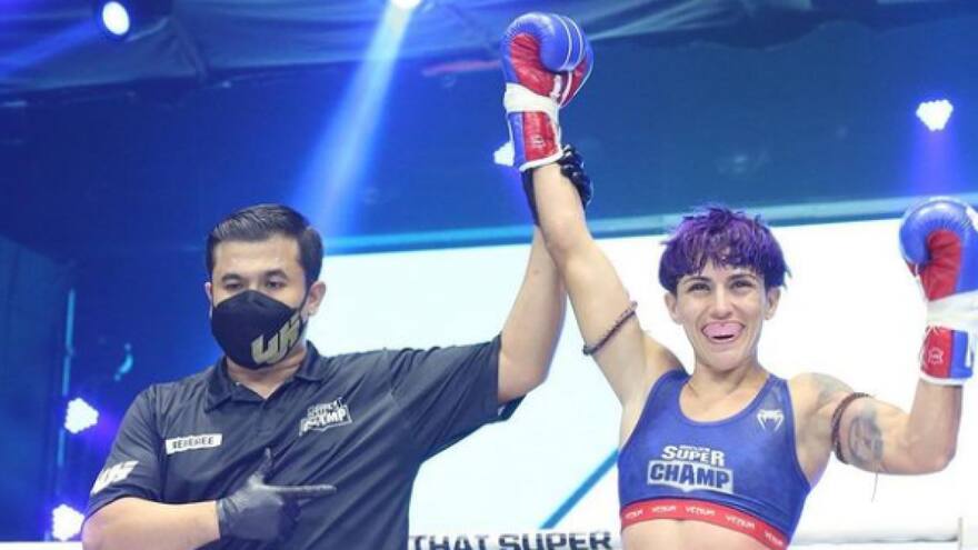 Las mujeres luchan por primera vez en el templo del boxeo tailandés