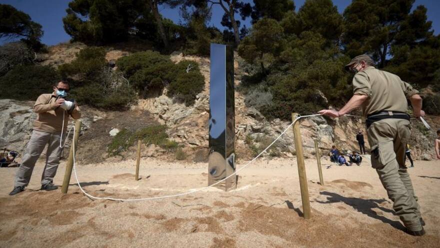 Desaparece monolito que estaba siendo vigilado en España