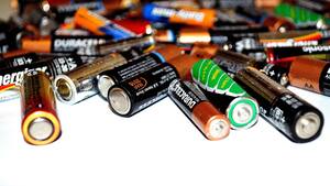 Extraen 55 pilas del estómago de una mujer de 66 años