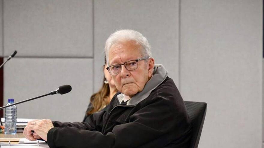 Oposición, militares retirados y ex ministros defienden a Arias Cabrales