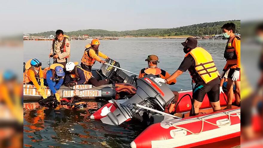 Selfie peligrosa: 20 turistas pretendían tomarse una foto y la embarcación se volcó