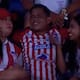 Video: Hincha del Junior sorprende al besar a dos mujeres en la ‘kiss cam’ durante juego contra América