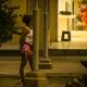 10 horas al día dedica un migrante explotado al trabajo sexual