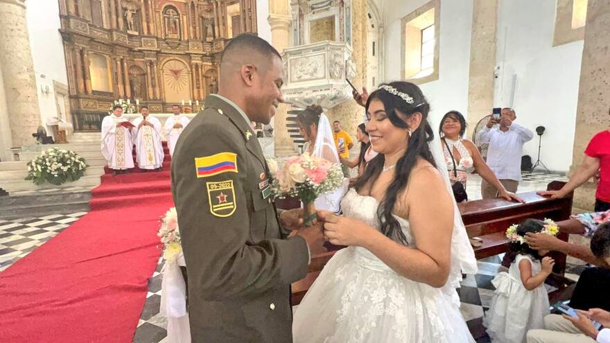 Policía en Cartagena celebró los matrimonios colectivos de 10 parejas en la Catedral de Santa Catalina de Alejandría