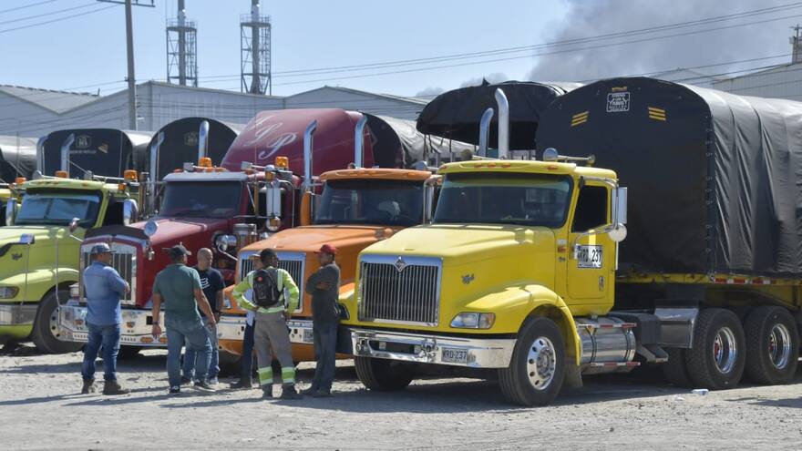 Muleros, 'varados' en Barranquilla por emergencia en la Vía 40