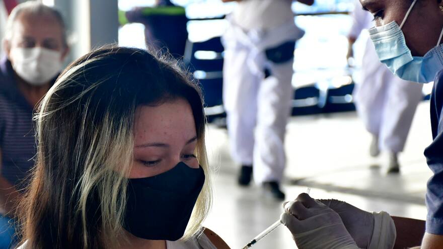 Cae a mínimos negativa a vacunarse contra la covid-19: DANE