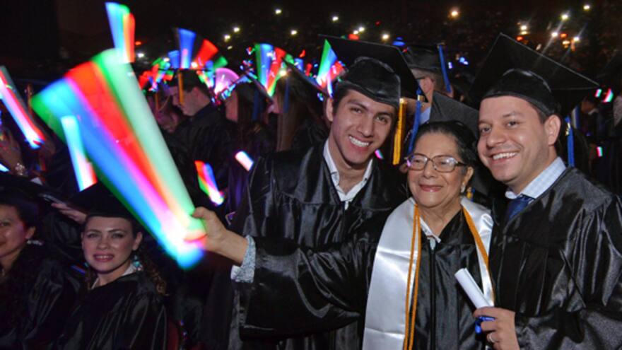 Anciana colombiana se gradúa con sus nietos en universidad de Miami