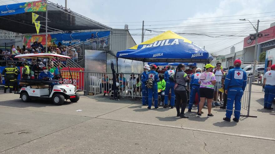 Evacuan mini palco en la Vía 40 por ataque de abejas