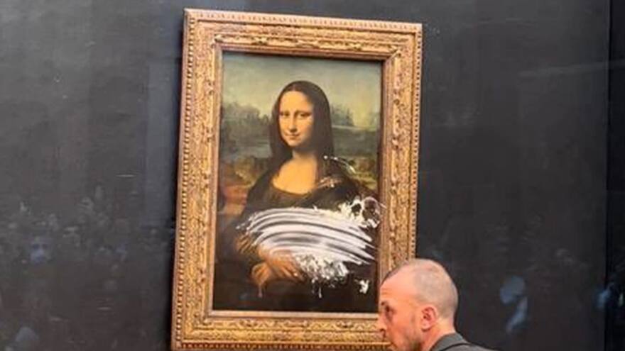 Hombre lanza pastel a la ‘Mona Lisa’ en el Museo Louvre