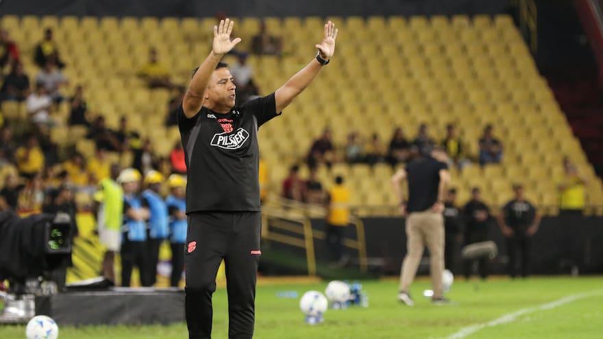 “Lo más bonito de jugar la Copa Libertadores es enfrentar a los grandes, y para mí Junior está en esa élite”: César Farías