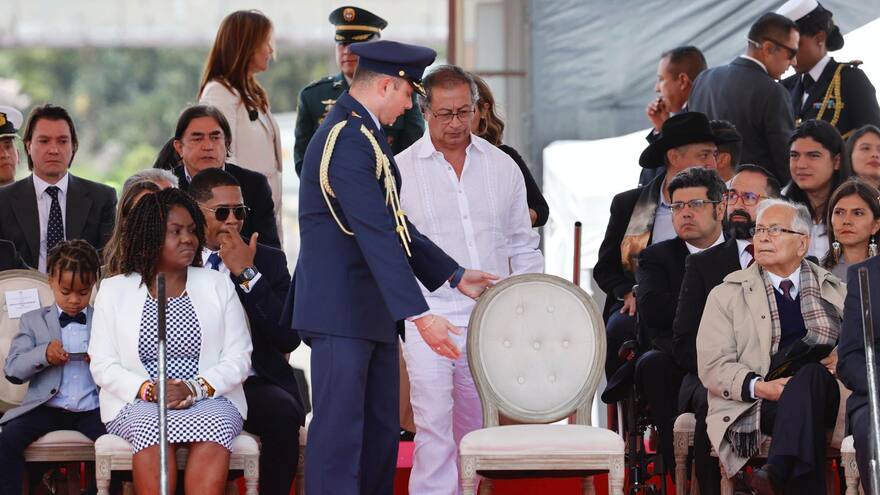 Petro llegó tarde al desfile por “descoordinación del servicio de escoltas”