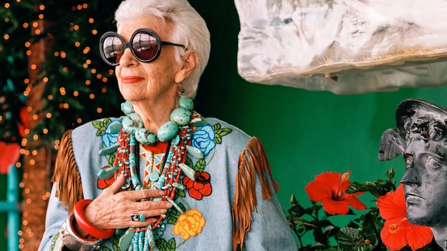 Luto en la moda: falleció la reconocida diseñadora Iris Apfel a los 102 años