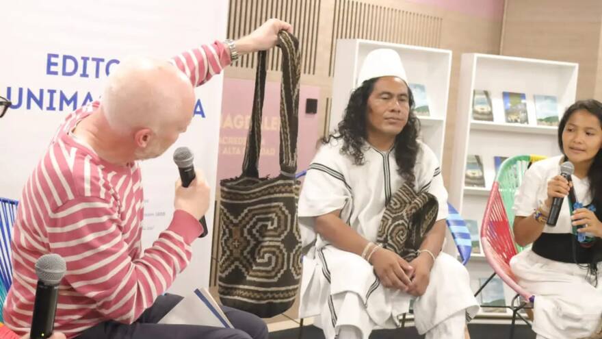 Arhuacos explican a famoso matemático la relación de sus mochilas con números