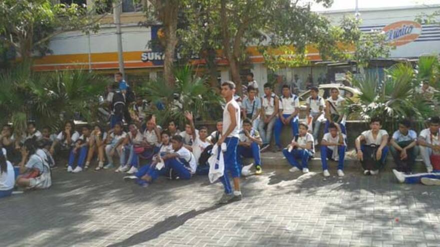 Estudiantes de IED San José protestan por hacinamiento