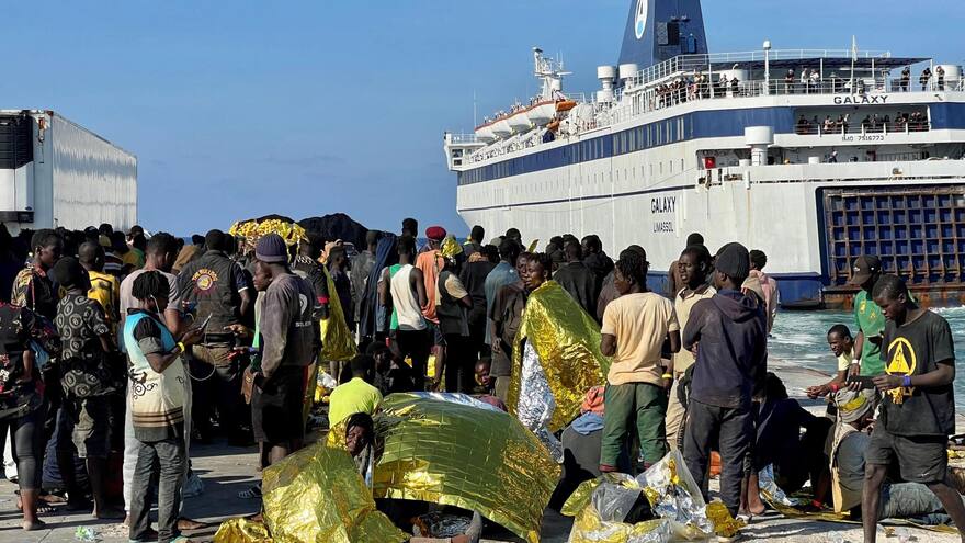 Italia: desmanes en la isla ide Lampedusa por llegada de miles de migrantes