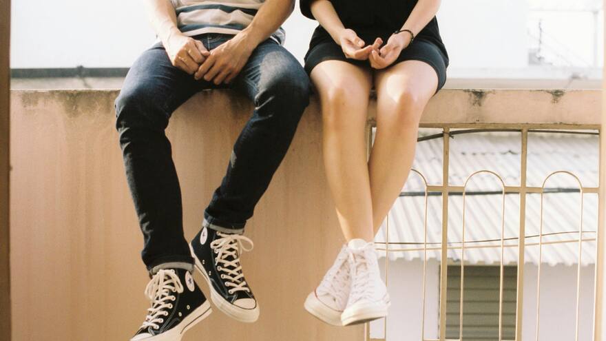 ¿Qué es pocketing? Esta tendencia significa un riesgo para las relaciones de pareja