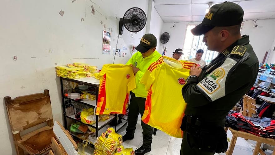 Incautan más de 1200 camisetas falsas de la selección Colombia en el centro