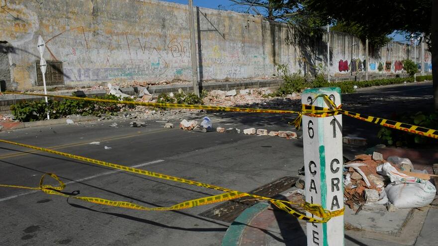 Zozobra por desplome de pared de antigua fábrica en el barrio Boyacá