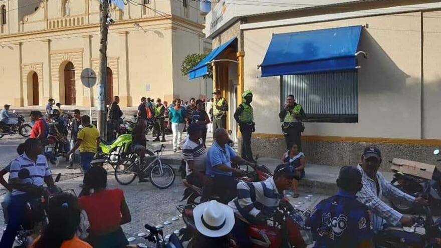 Asaltan a tres clientes de un banco en Sabanalarga