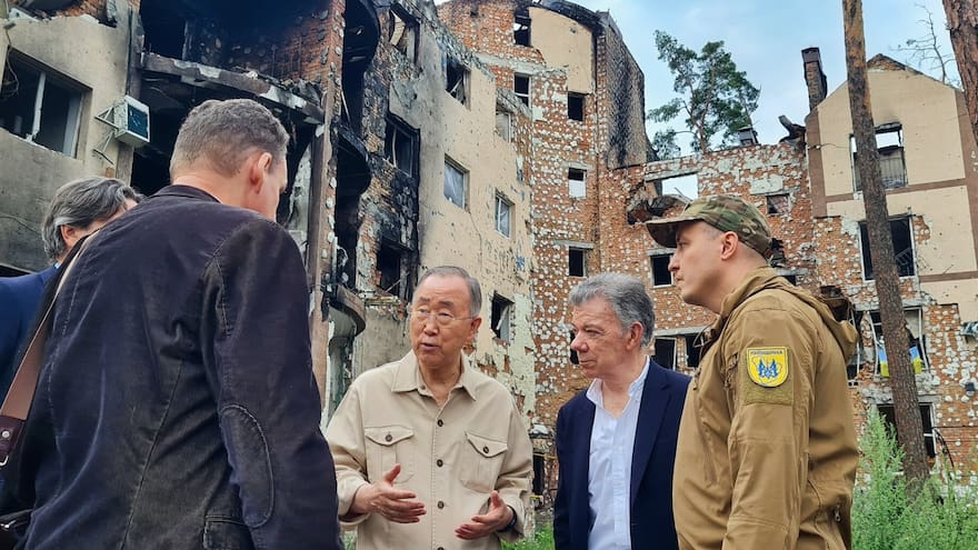 El ex presidente Juan Manuel Santos visita la ciudad de Kiev en Ucrania