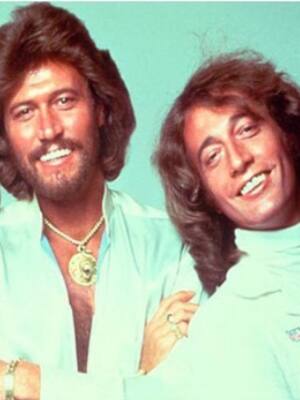 Los Bee Gees, entre el éxito y la tristeza