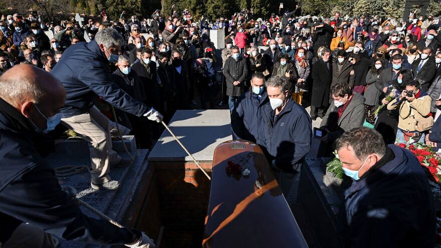 Entre poemas y música despiden a Almudena Grandes