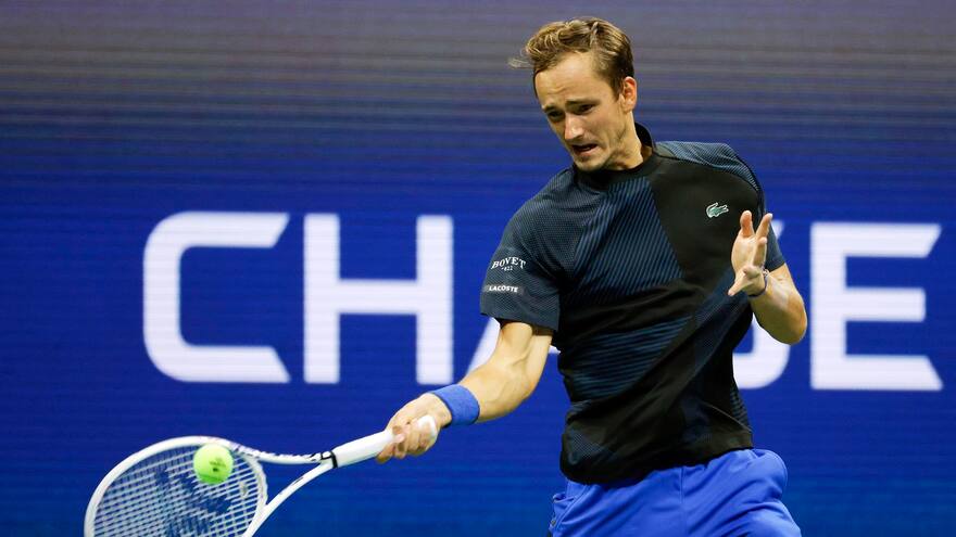 US Open: Medvedev avanza firme en la defensa de su corona