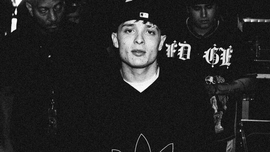 Video: Critican a Peso Pluma por patear una pantalla en pleno concierto