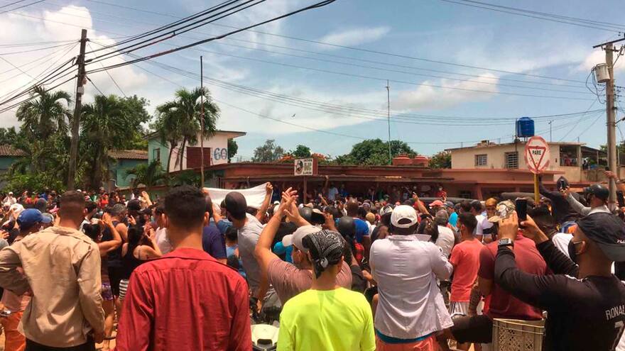 Cientos de personas protestan en un pueblo cubano contra el Gobierno