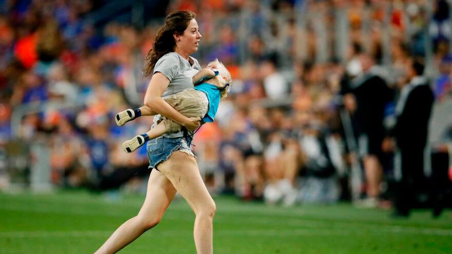 En busca del balón: niño de 2 años invadió cancha de fútbol durante partido