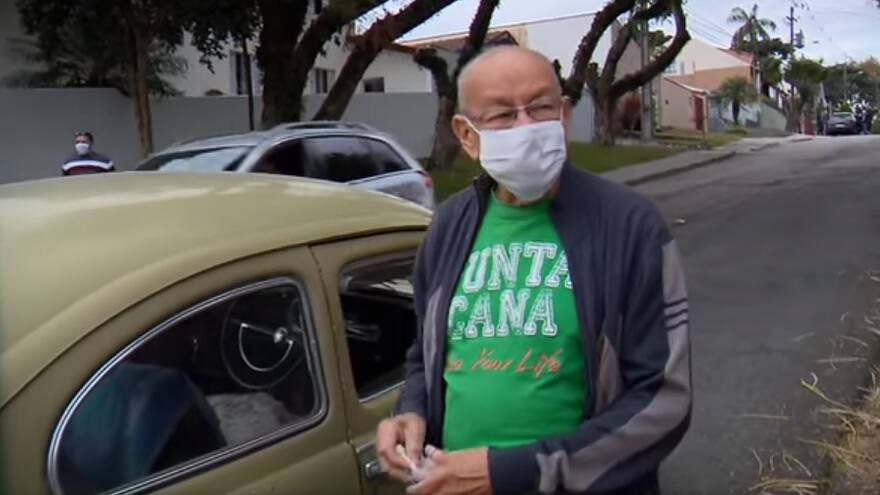Conmovedor detalle de alumnos con su antiguo profesor al regalarle un carro