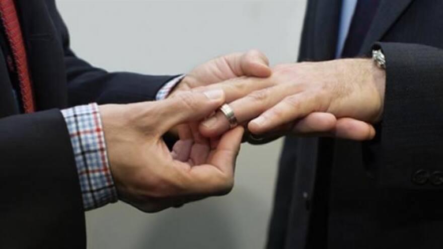 Iglesia de Inglaterra aprueba bendecir, pero no casar, a parejas homosexuales